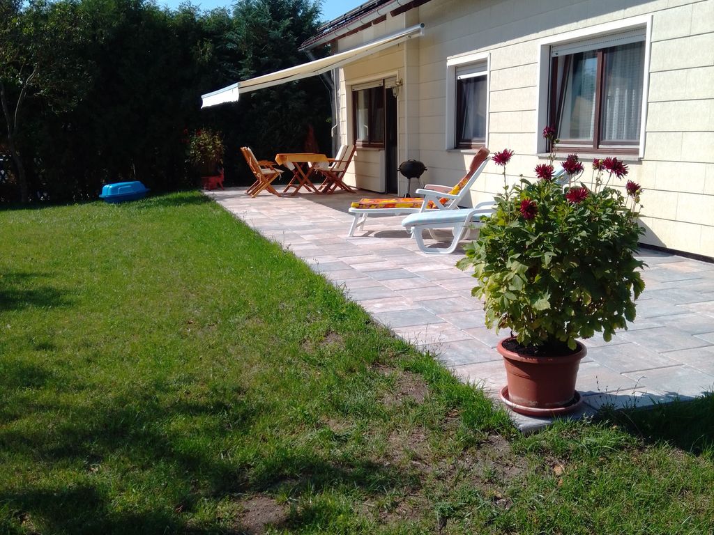 Terrasse mit Liegen und Sitzmöglichkeit
