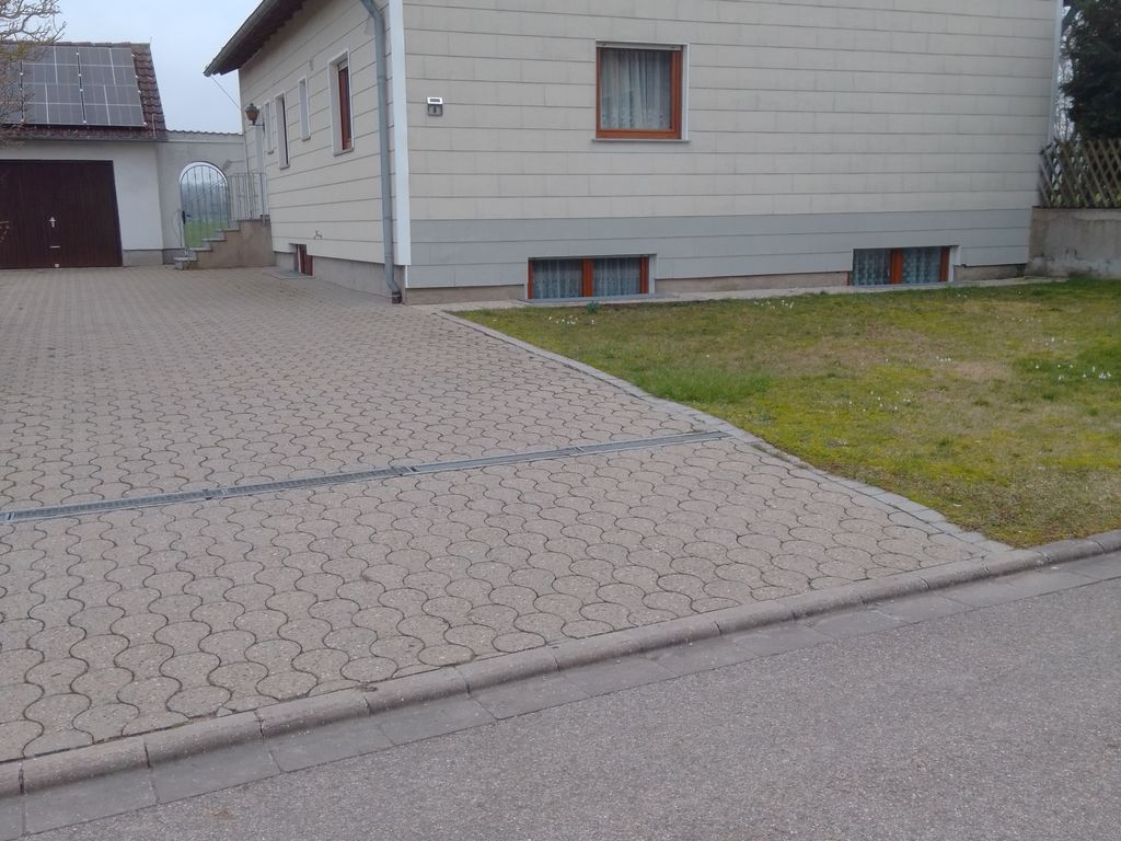 Einfahrt mit Parkmöglichkeit für PKW