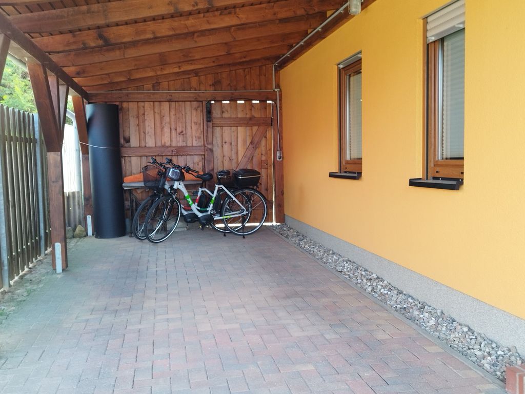 Hier können Sie Ihr Auto abstellen. Durchgang zum Hof. Ihre Fahrräder können Sie im Schuppen unterstellen.