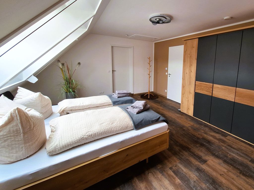 Schlafzimmer 1