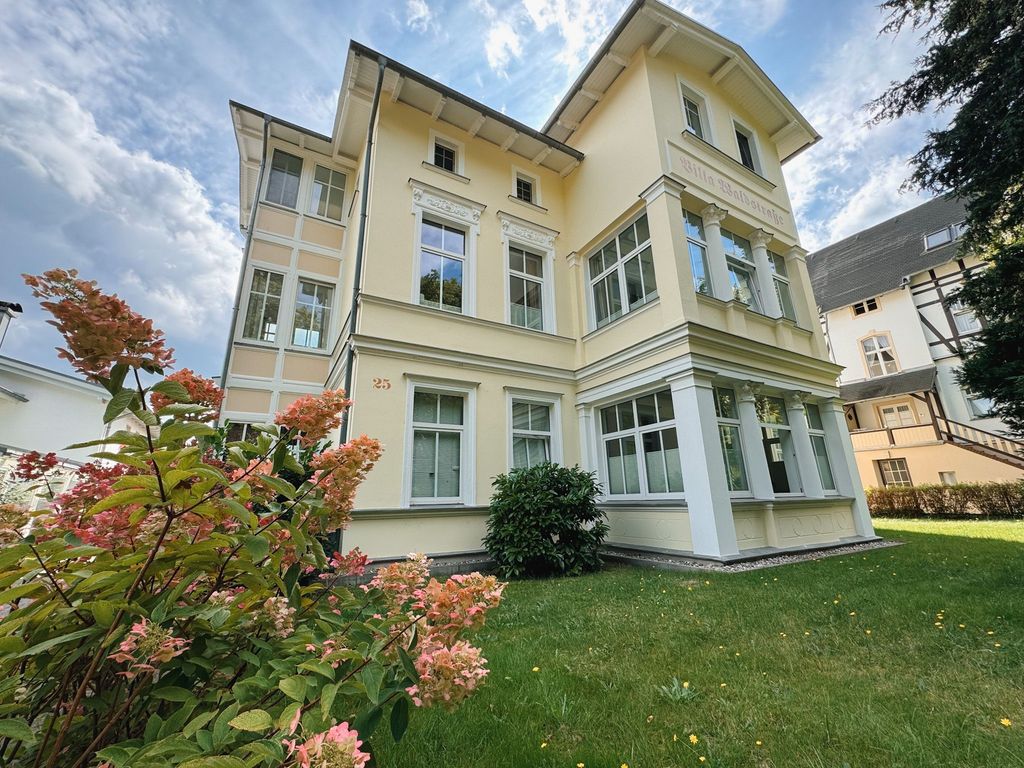 Villa Waldstraße Bansin: gelbe Bädervilla mit Erkern und Vorgarten