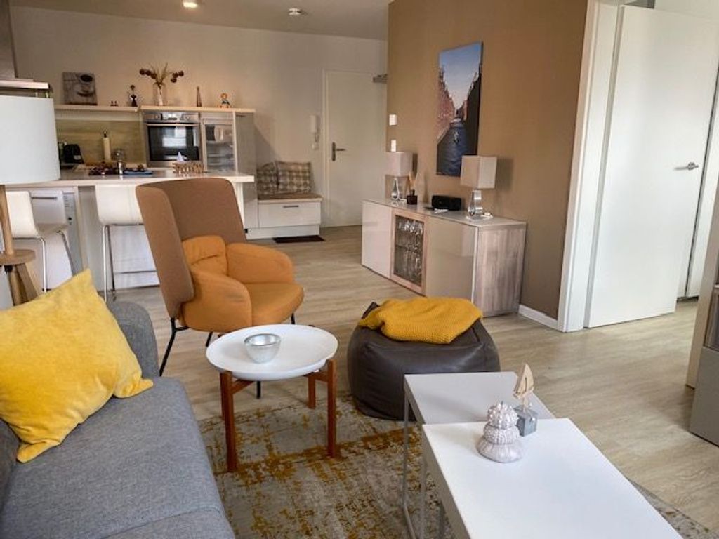 Der gemütliche Wohnraum mit hochwertigem Sofa und modernem Sessel