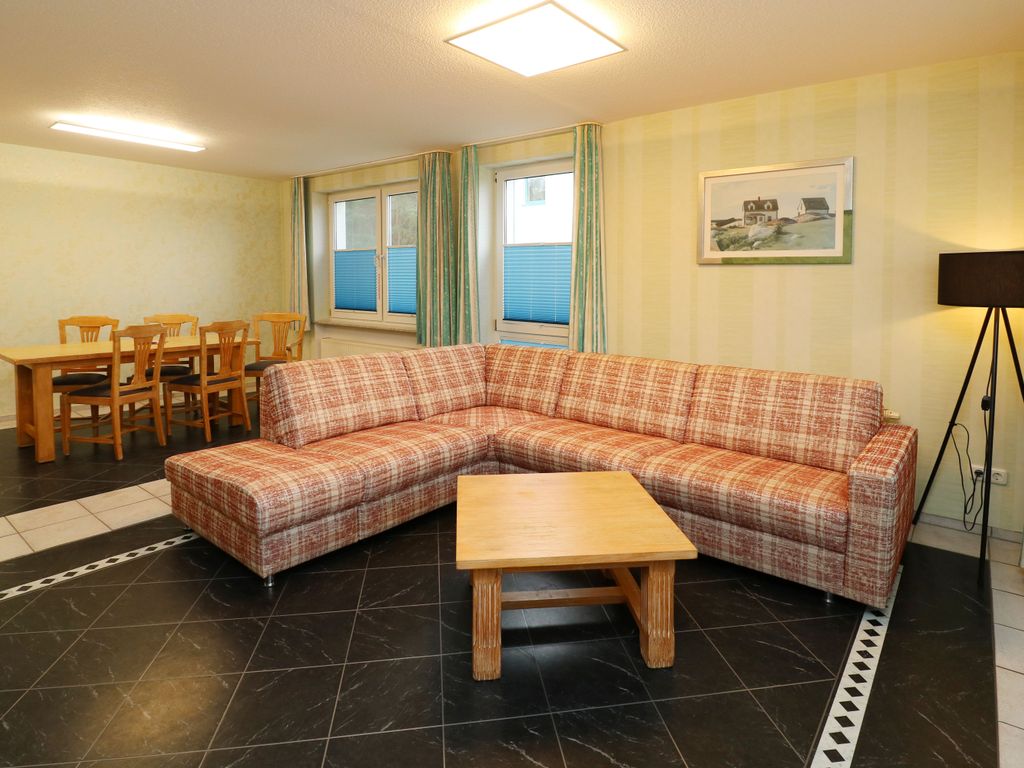 Wohnzimmer mit gemütlicher Essecke  Ferienwohnung Q02