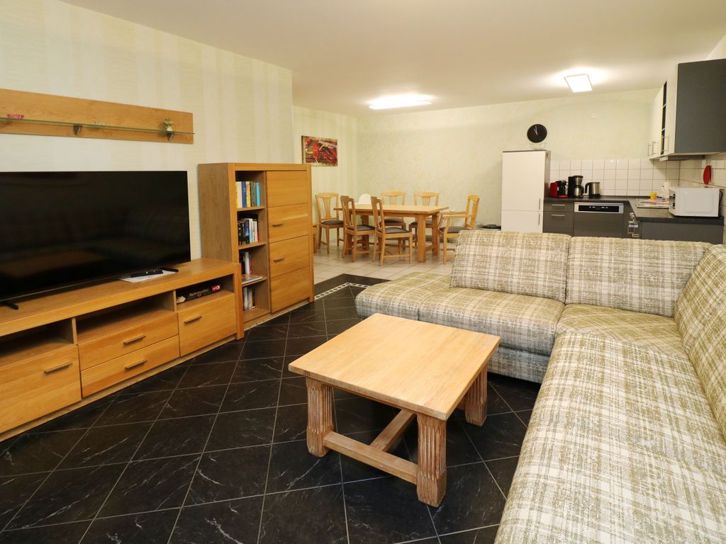 Gemütliches Wohnzimmer der Ferienwohnung Q03 in Karlshagen mit großer Sitzecke und Smart-TV  Streaming-Dienste können mit dem eigenen Benutzerkonto genutzt werden
