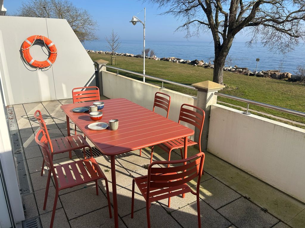 Ostseeresidenz Sassnitz – Terrasse mit Blick über die Uferpromenade auf die Ostsee