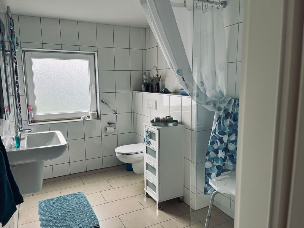 Duschbad mit Handtuchtrockner, Duschwandklappsitz, Saughandgriffen, Haartrockner, erhöhtes Wand WC;