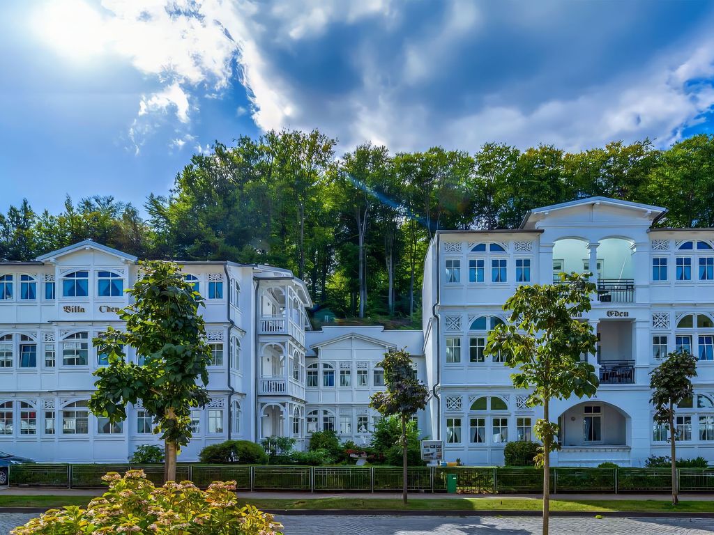 Villa Eden Binz: beide Villen unter blauem Himmel