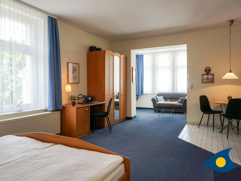 Wohnbereich mit Doppelbett, offener Küche und Loggia