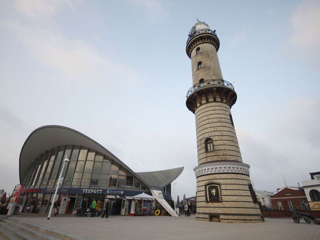 Teepott mit Leuchtturm in Warnemünde