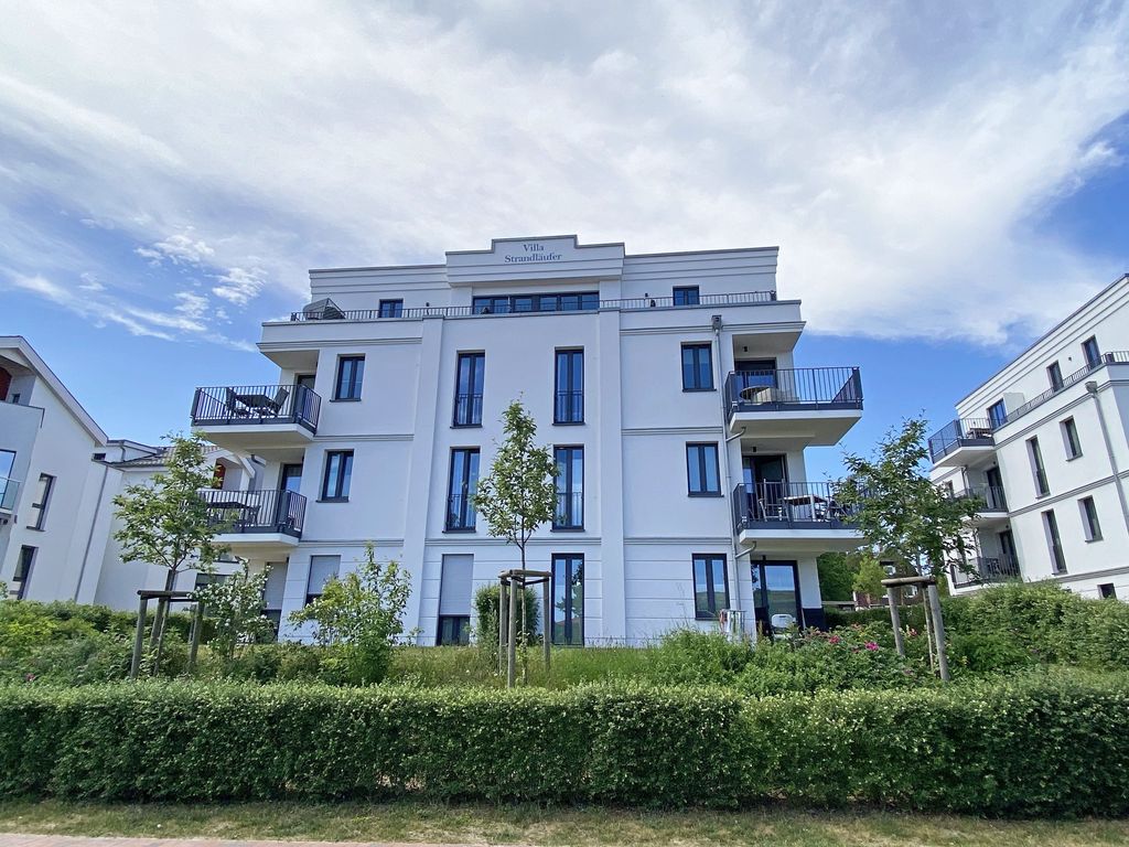 Baabe Villen Ensemble: Villa Strandläufer mit Balkonen und Dachterrasse in Baabe