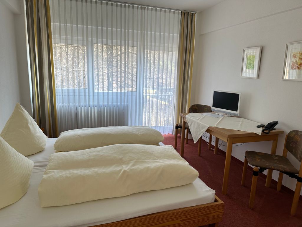 Doppelbett und Schreibtisch vorhanden