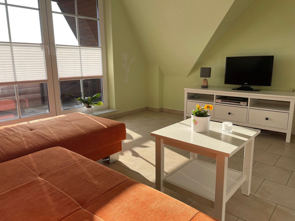 Wohn-/Schlafzimmer mit Schrank, TV Bereich.