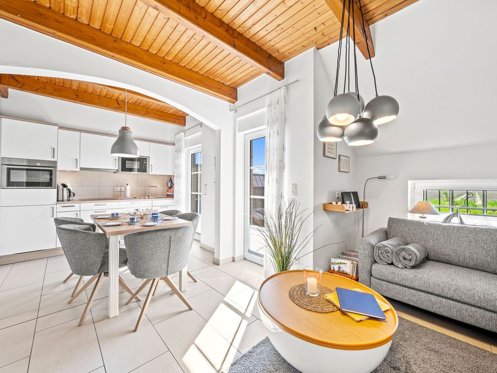 Wohnzimmer mit integriertem Essbereich