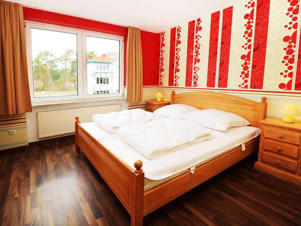 Doppelbett	Separates Schlafzimmer der Ferienwohnung Q04 mit Doppelbett aus zwei Matratzen à 90 × 200 cm und Verdunkelungsmöglichkeit