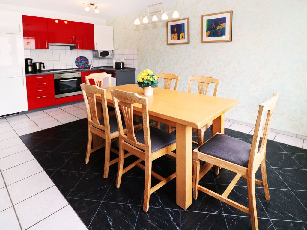 Gemütlicher Essplatz in der Ferienwohnung Q05  direkt neben der offenen Küche und dem Wohnbereich.
