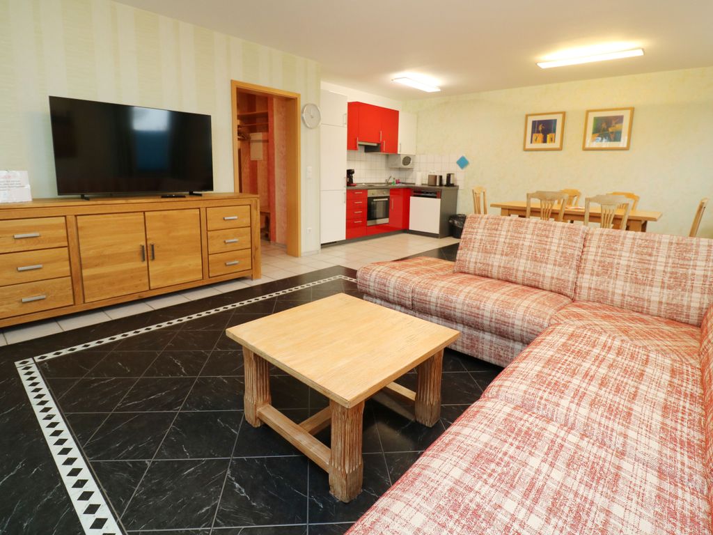 Viel Platz zum Entspannen: das freundlich eingerichtete Wohnzimmer der Ferienwohnung Q05 in Karlshagen.