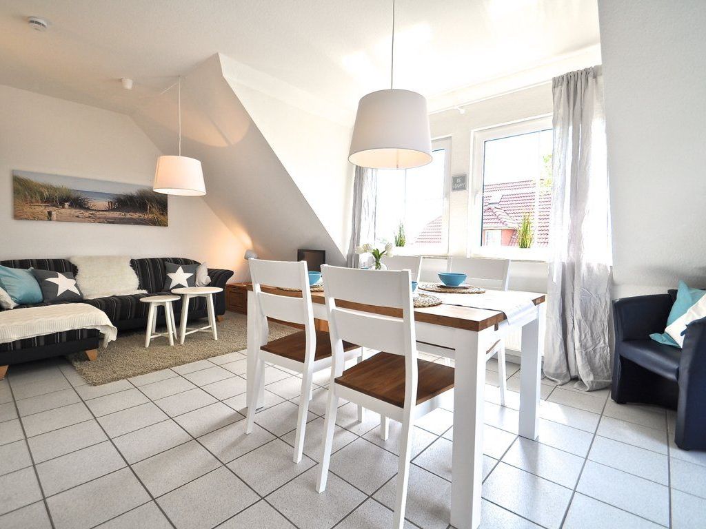 Blick von der Küche ins Wohn-/Esszimmer.