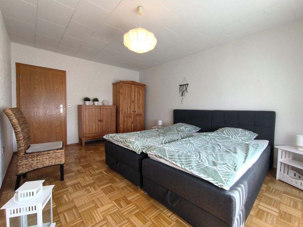 Schlafzimmer mit zwei Boxspringbetten