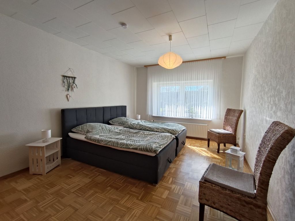 Schlafzimmer mit zwei Boxspringbetten
