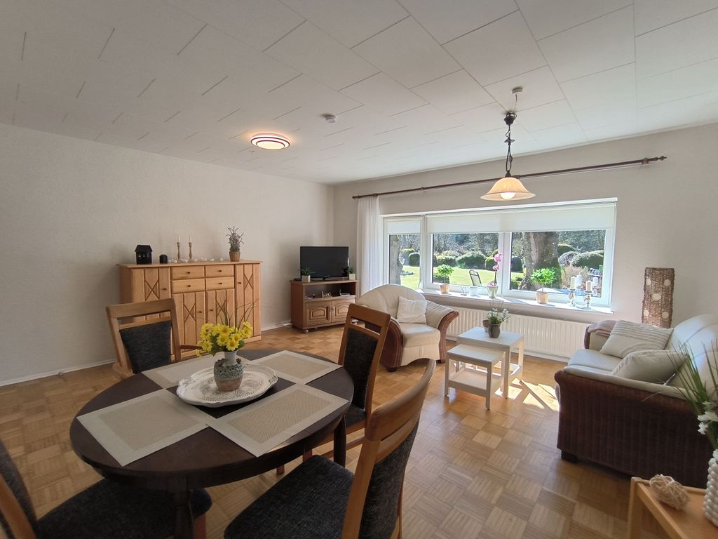 Großes Wohnzimmer mit Esstisch
