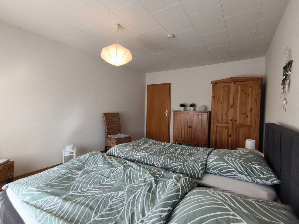 Schlafzimmer mit zwei Boxspringbetten
