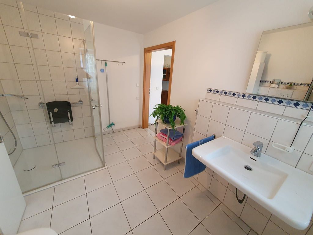 Badezimmer mit Dusche
