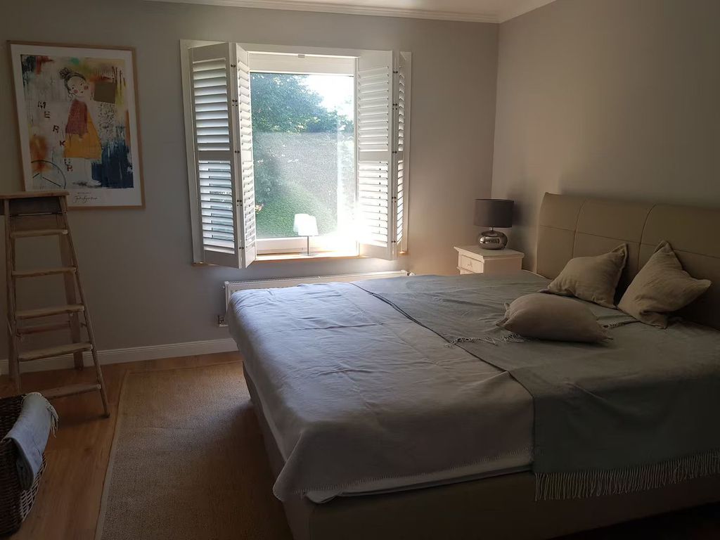 Blick nach Westen: Master Bedroom mit Boxspringbett