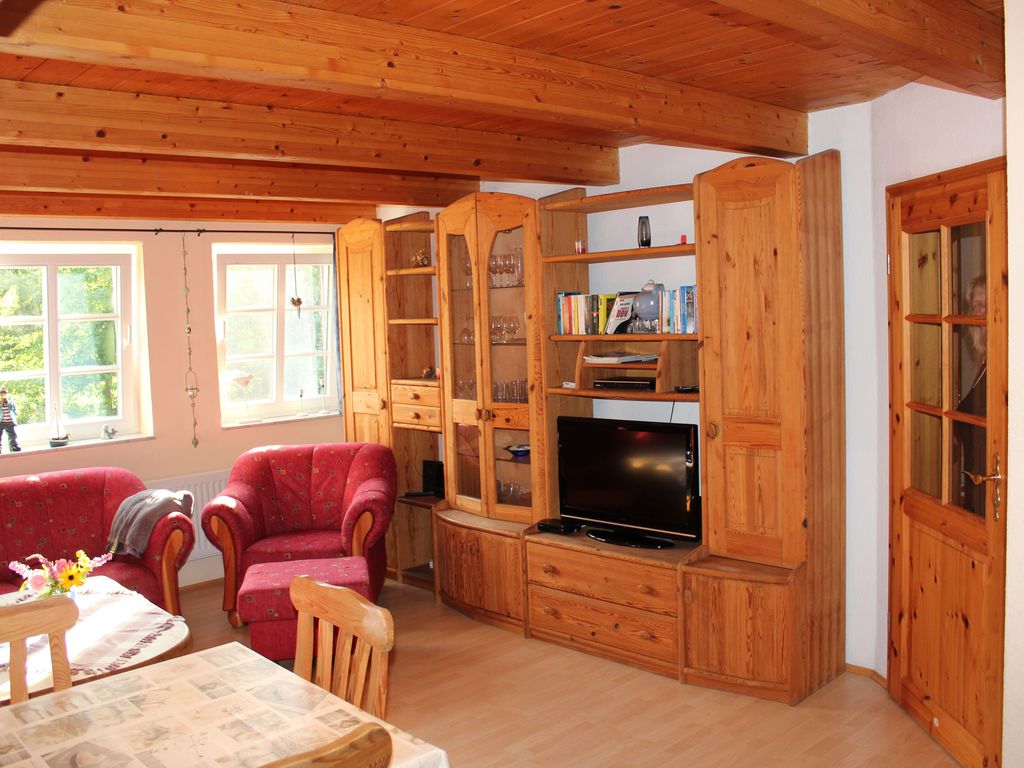 Wohnzimmer mit integrierter Küche und Essplatz