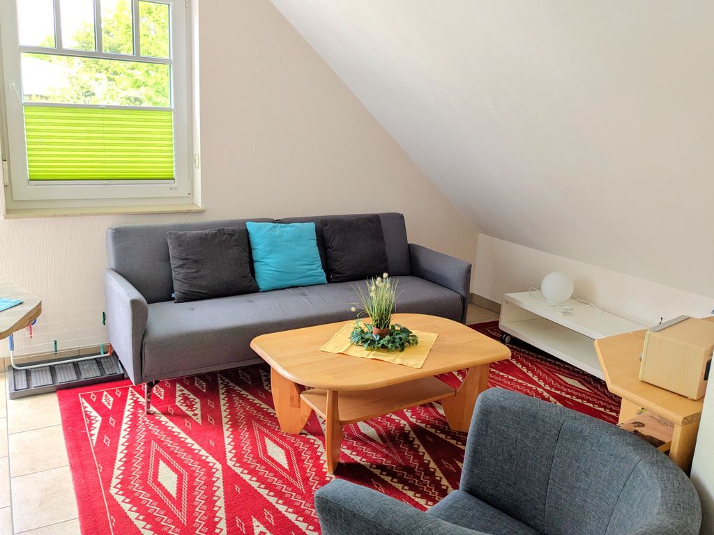 Wohnzimmer mit Sitzecke und TV