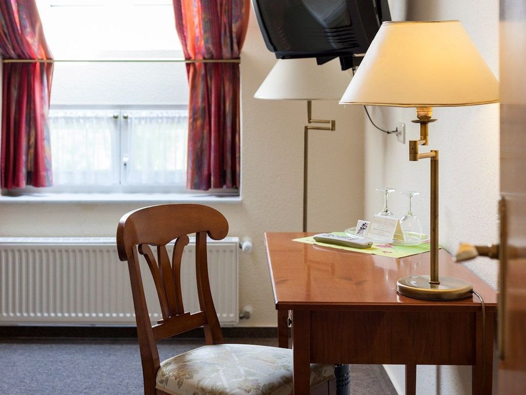 Zimmer mit Tisch