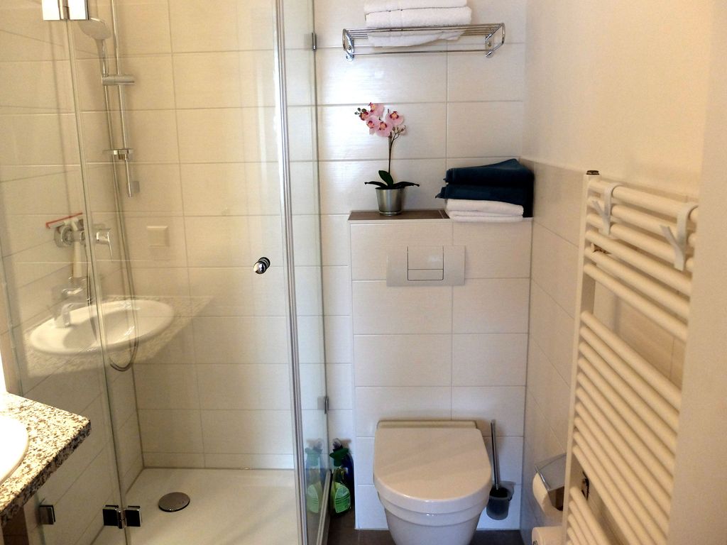 Bad mit Dusche und WC