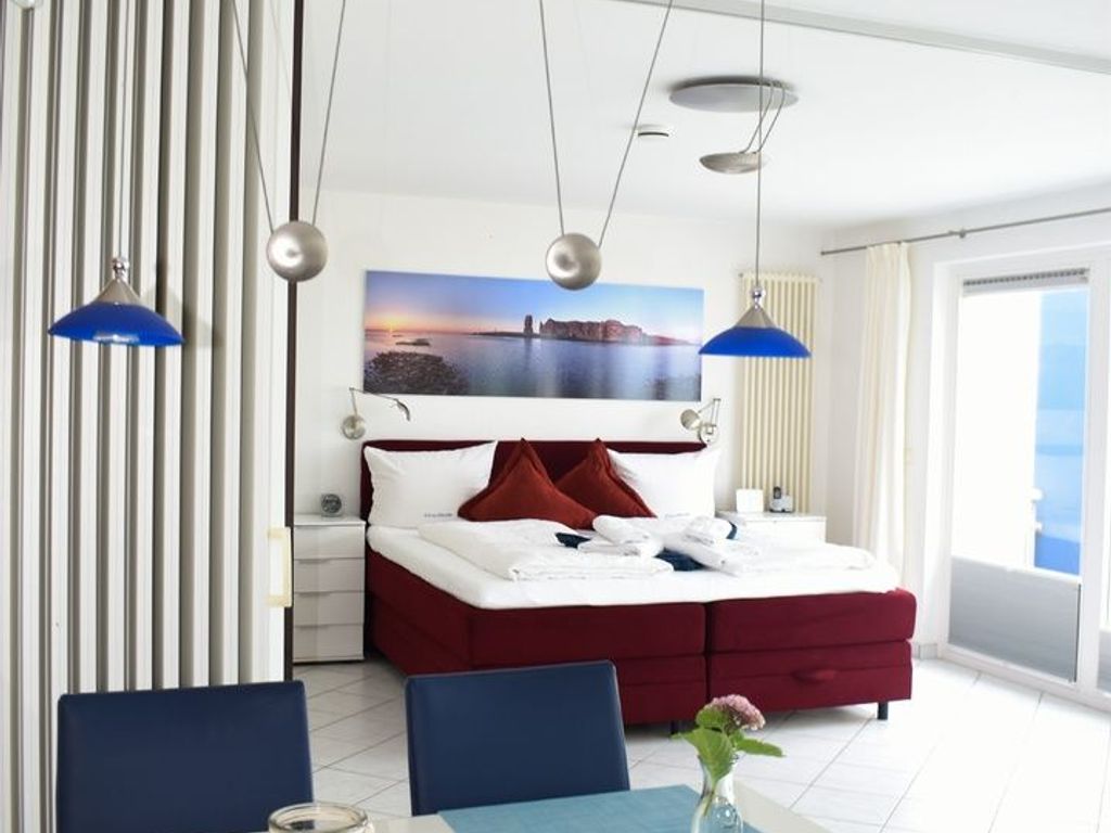 Boxspringbett mit Raumteilertür zur optischen Abtrennung falls gewünscht