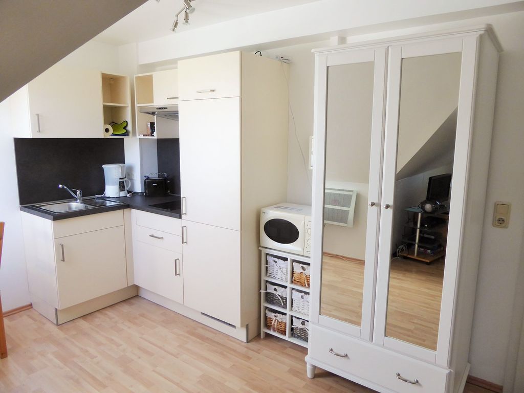 Küchenzeile und Kleiderschrank