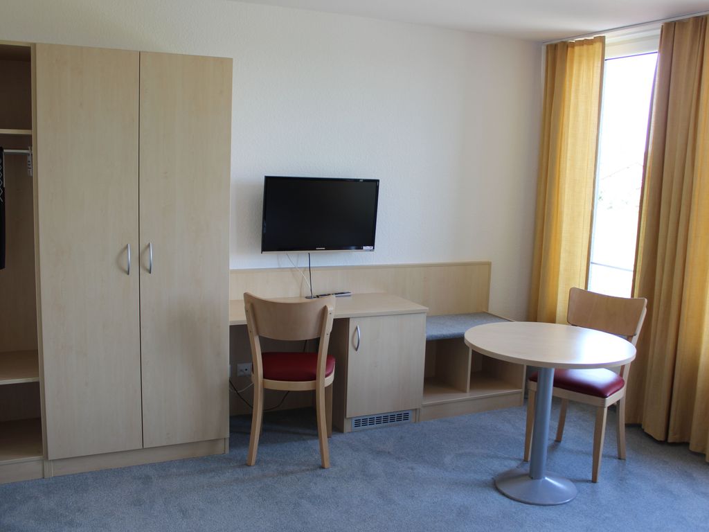 Schreibtisch und Kleiderschrank | Doppelzimmer 2/3