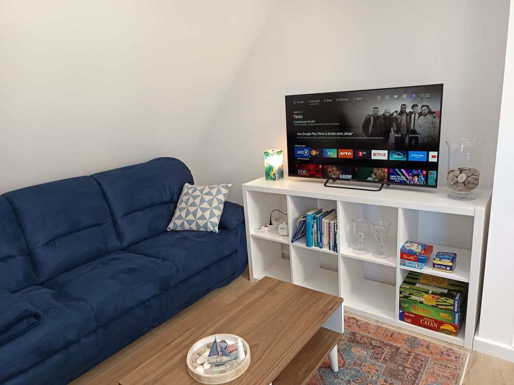 Wohnbereich mit Smart-TV, Zugriff auf Mediatheken, Bezahlkanäle wie Netflix - Einloggen nur mit Ihrem Account möglich! und live Fernsehen.