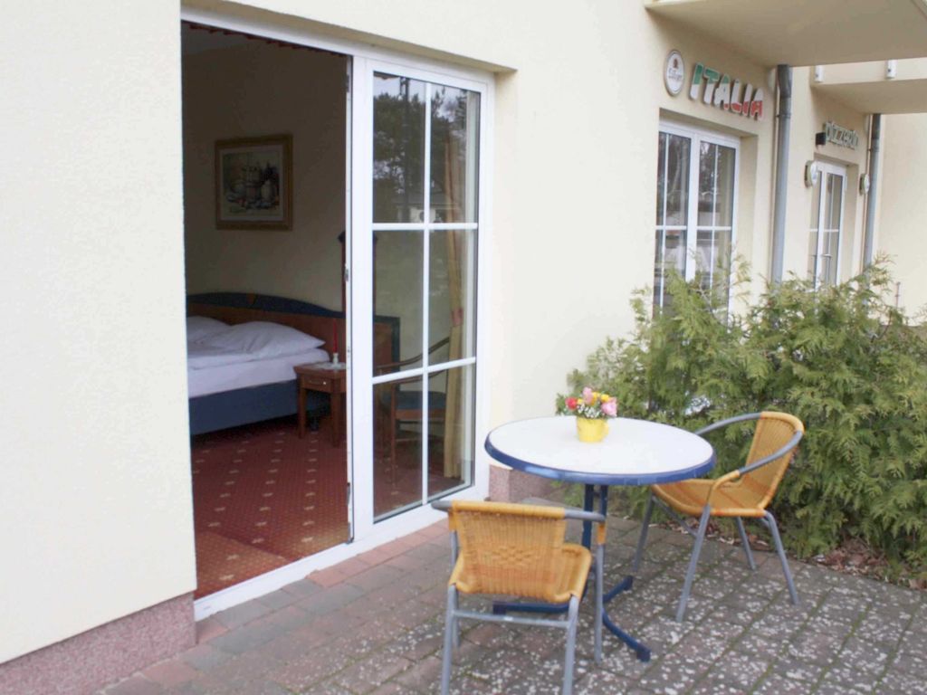 Terasse mit Blick ins Zimmer
