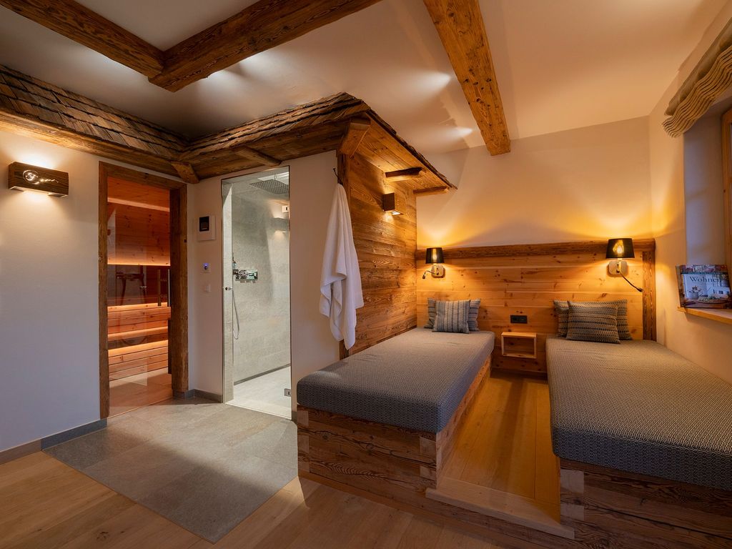 Unsere Zirbenholz-Sauna mit Erlebnisdusche, Ruhebereich & Zugang zum Kaltwasser-Pott