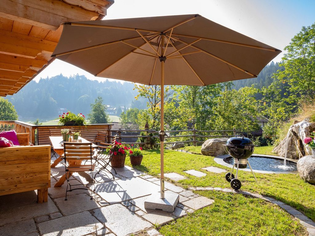 Unser Garten mit Sitzgelegenheit, Kaltwasser-Pott, Grill, Sonnenschirm & wunderbarer Aussicht