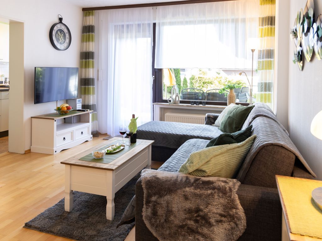 Wohnzimmer mit Blick in die Küche