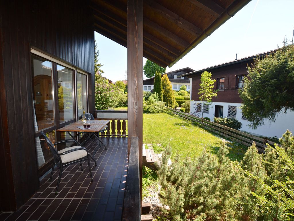 Balkon mit Blick in den Garten