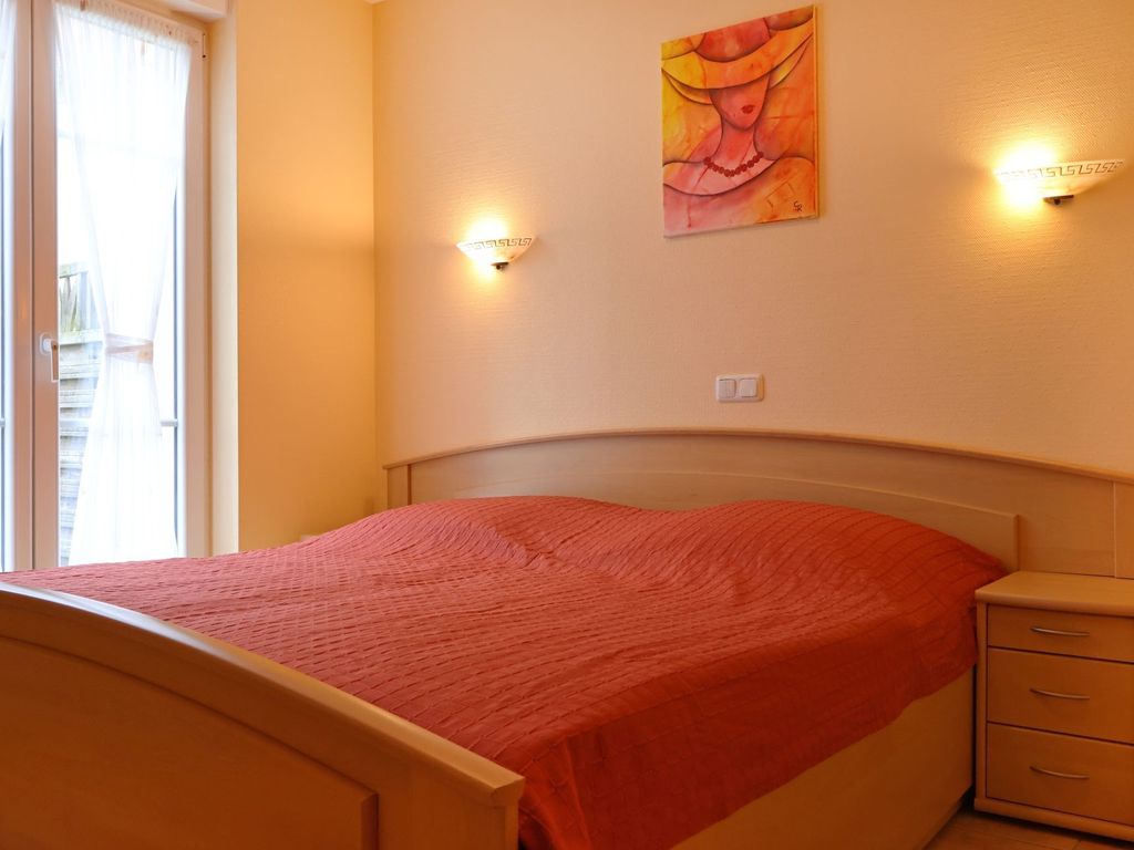 Achtern Diek Whg. 03 - Blick in das Schlafzimmer mit Terrassenzugang
