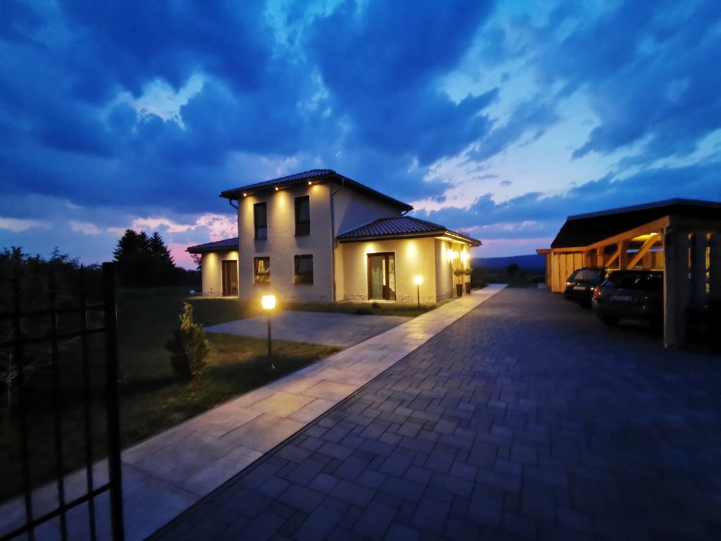 Außenansicht mit Carport