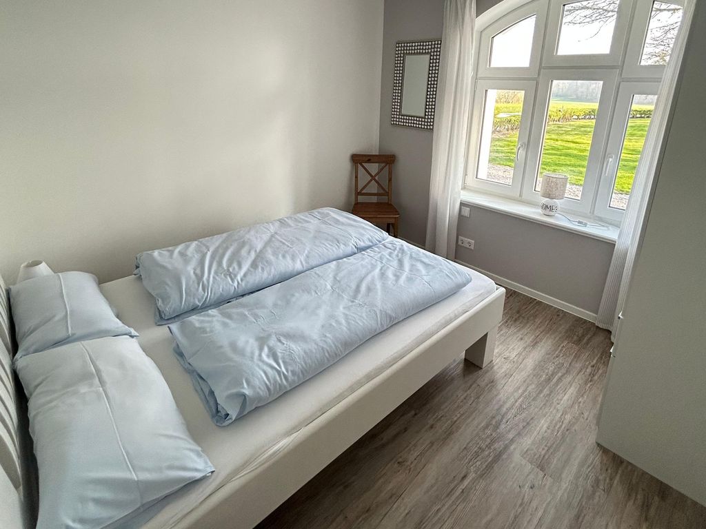 Schlafzimmer mit Doppelbett und Ausblick
