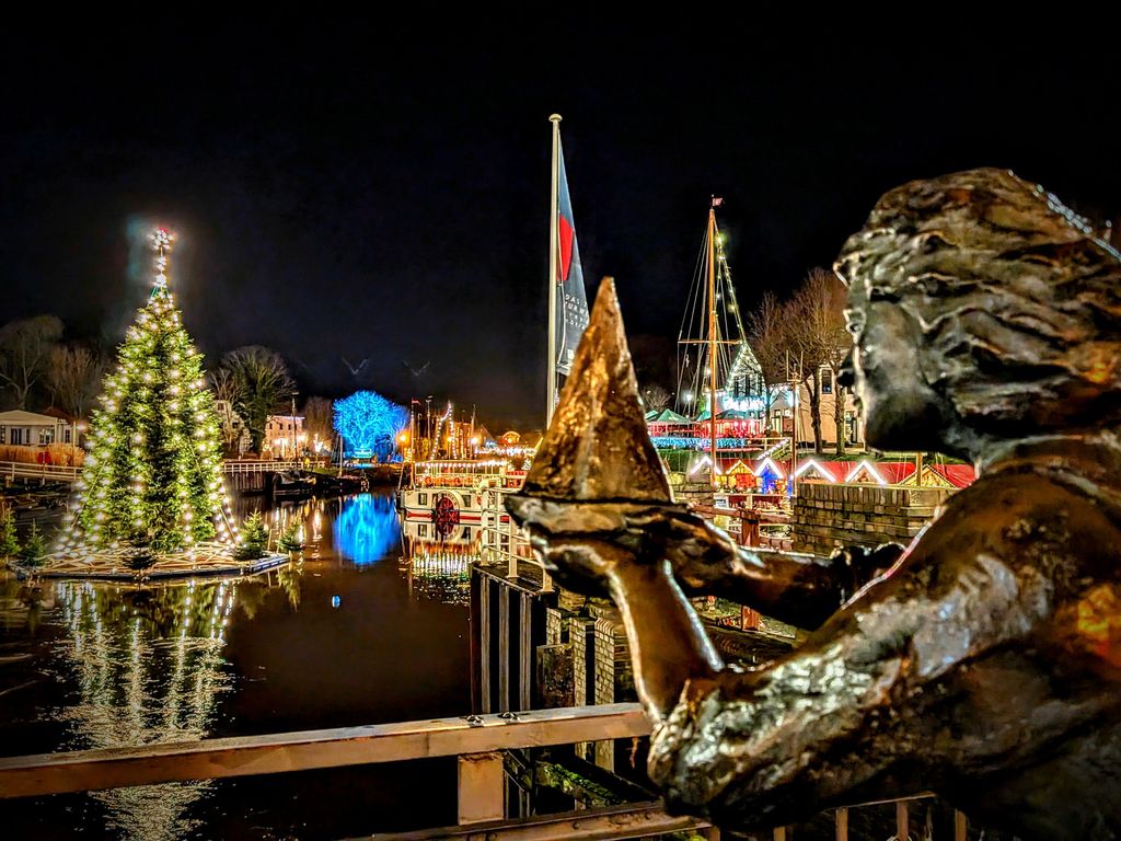 Weihnachtsmarkt am historischen Museumshafen in Carolinensiel, ca. 1,8 Km entfernt