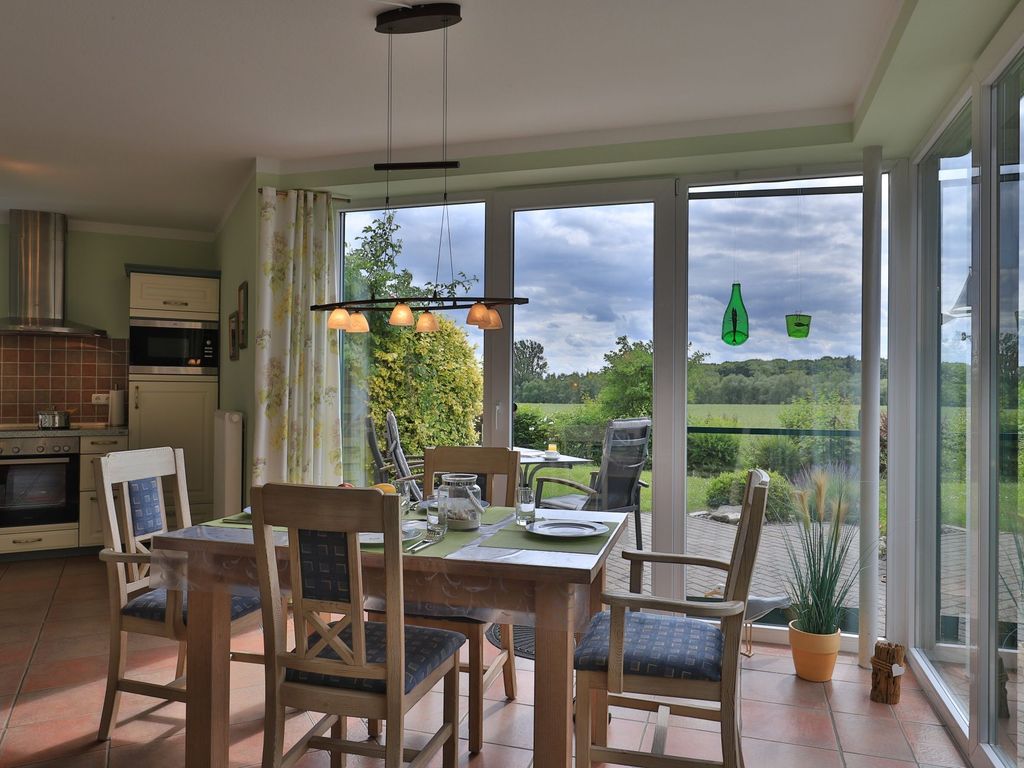 Naturidyll - Blick auf den offenen Essbereich mit Terrassenzugang