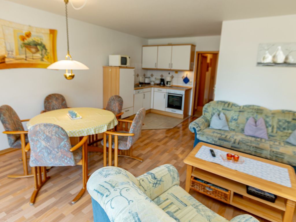 Wohnzimmer mit integriertem Küchenbereich