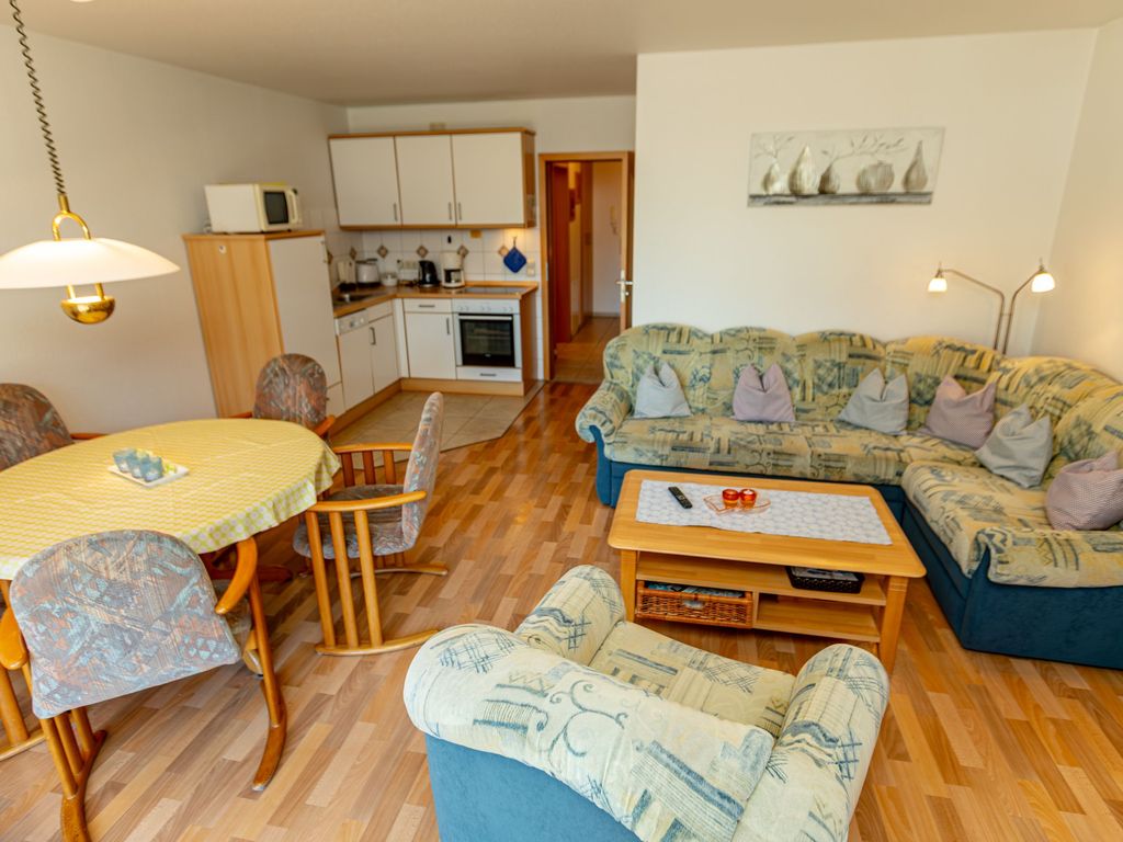 Wohnzimmer mit integriertem Küchenbereich