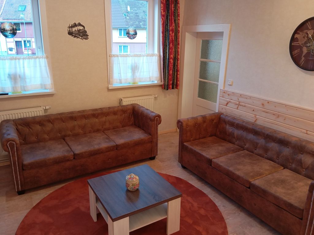 Wohnzimmer mit zwei Sofas
