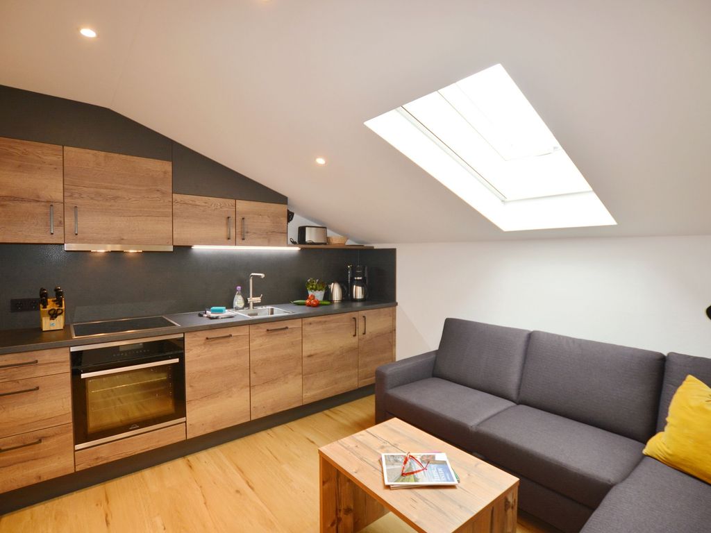 offene Küche mit Essbereich und Sofa