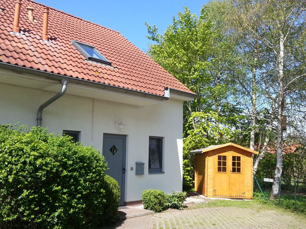 Vorderseite mit Parkplatz